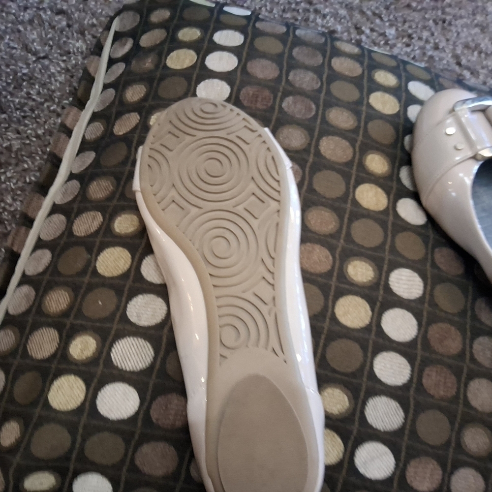 Dr. Scholl's Beige patent Flats with Gold Buckle - Picture 3 of 13